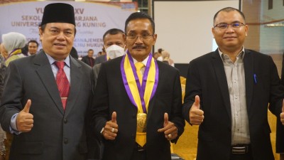 Sari Antoni Menyandang Gelar Magister Manajemen di Unilak