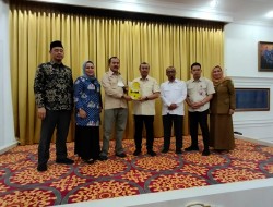 KI Riau Serahkan Laporan Pertanggung Jawaban 2022 ke Gubri