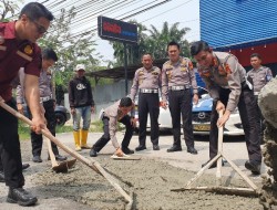 Peduli Keselamatan Masyarakat, Ditlantas Polda Riau Cor Jalan Berlubang Disepanjang Jalan Paus