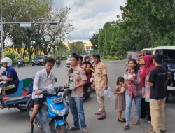 TLCI Chapter 2 Korwil Kampar Peduli, Bagi ‘Takjil’ Kepada Masyarakat