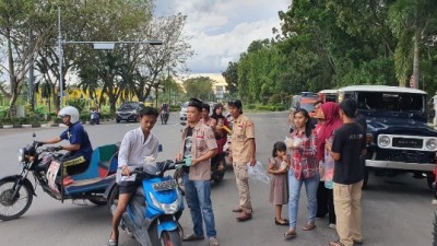 TLCI Chapter 2 Korwil Kampar Peduli, Bagi ‘Takjil’ Kepada Masyarakat