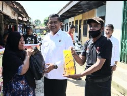 Polda Riau Peduli, Bagikan Paket Sembako Kepada Warga