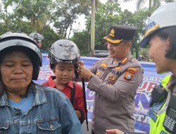 Kapolresta Pekanbaru Bagikan Helm Gratis kepada Anak-anak