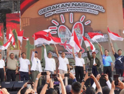 Gerakan 10 Juta Bendera, Gubri Serahkan Merah Putih kepada Ketua FPK Riau