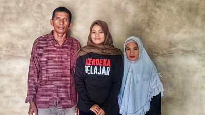 Kisah Nuraini, Anak Nelayan Sungai Rokan Raih Beasiswa PHR ke Universitas Pertamina