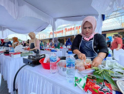 Aksi Chef Norman Ajari Ibu-Ibu Pekanbaru Masak Ramen Patin Asam Pedas