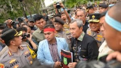 Didemo, Gubernur Riau Terima Tuntutan Mahasiswa