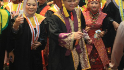 Tari Tor Tor dan Randai Goncang Wisuda Unilak, Indahnya Keberagaman di Kampus Unilak