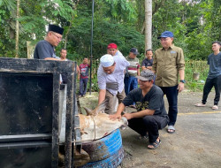 Unilak Sembelih 4 Ekor Sapi, Prof Junaidi: Semoga Tahun depan qurban di Masjid Al Fatah Unilak Meningkat